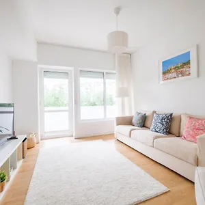 https://olivais-large-apartment-near-airport.hotels-lisbon-portugal.com